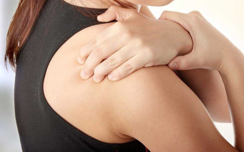 Dolore sotto la scapola da dietro